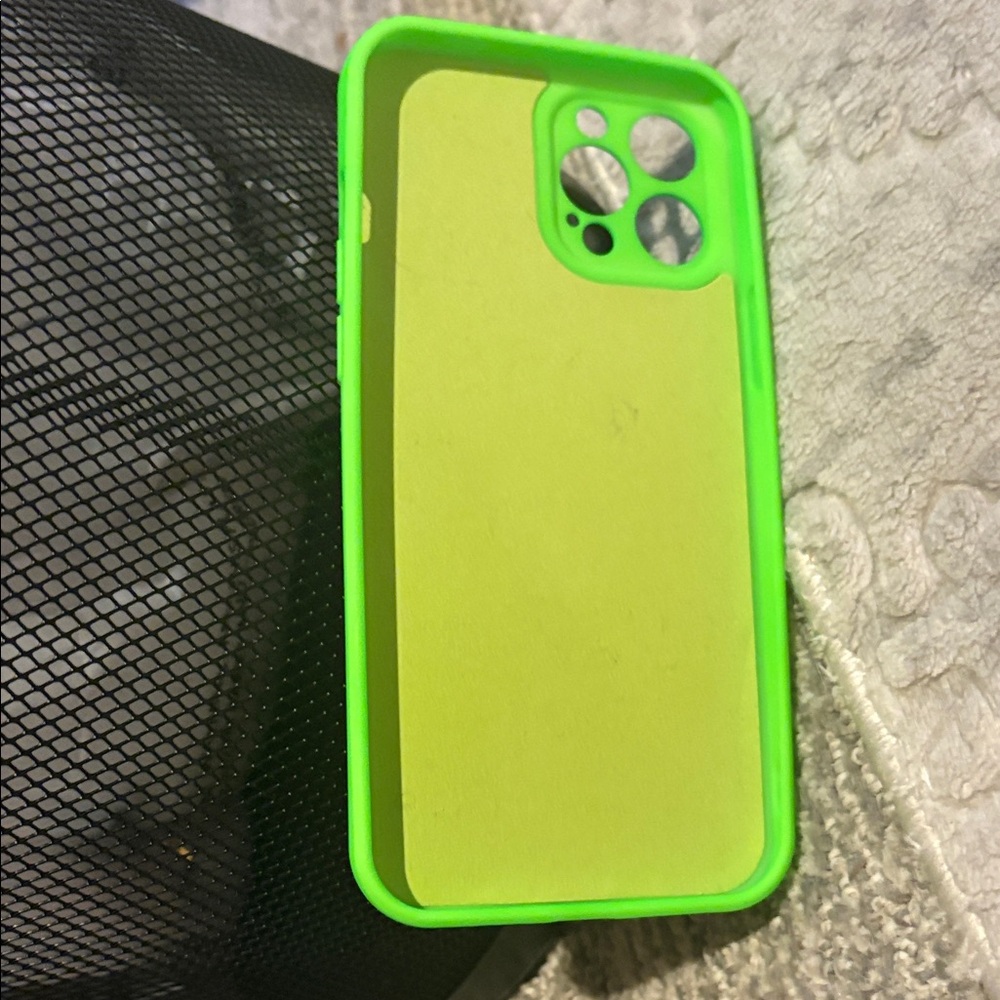 Green Protective Phone Case 
IPhone 12 Pro Max - Picture 3 of 5